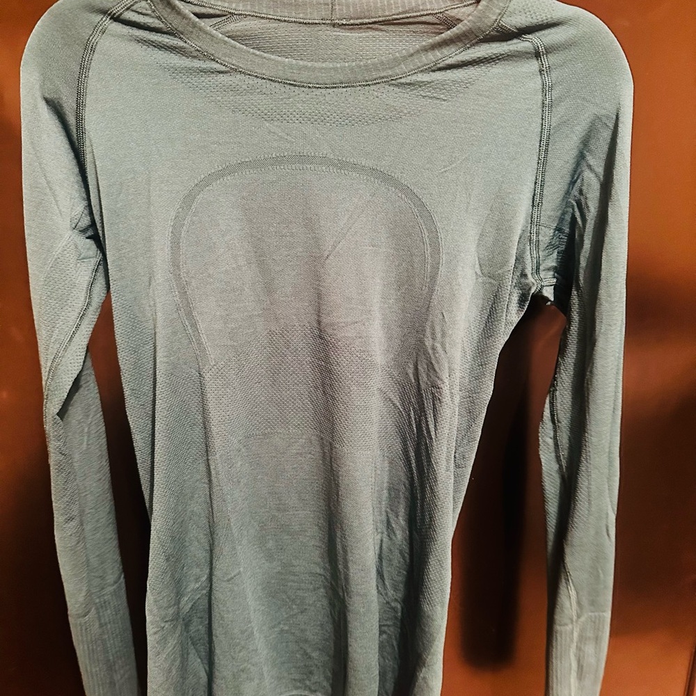 lulu Swiftly Tech Long-Sleeve
Hip Length—no tags, less 5 wears. runs small.